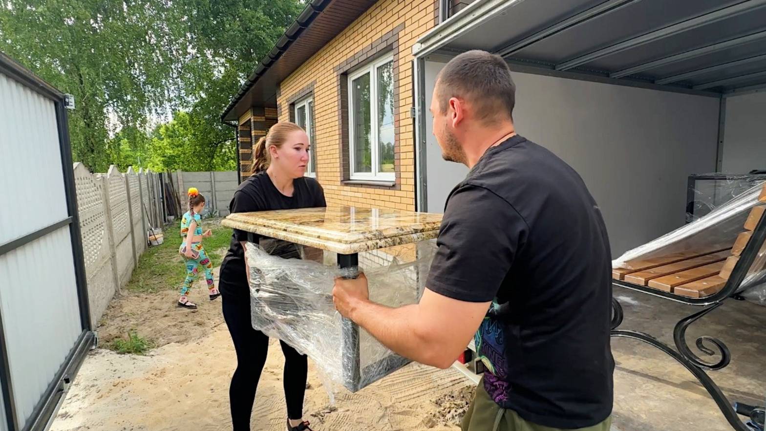 У нас обновки. Купили столы из натурального камня. Подготавливаем зону отдыха. Жизнь простых людей. смотреть онлайн