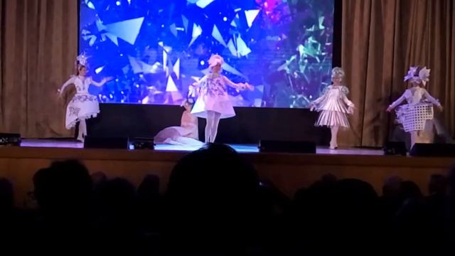 Костюмы из бумаги смотреть онлайн