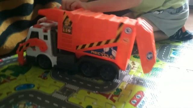 Гонка мусоровозов. Оранжевый против зелёного. Какой м?