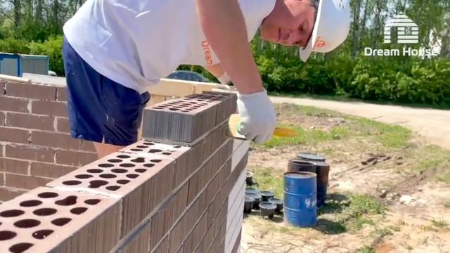 Кладка кирпича.