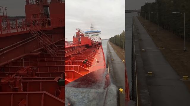 судно заходит в шлюз