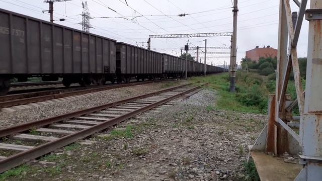 Электровозы 2ЭС5К-203 и 2ЭС5К-202 с грузовым поездом смотреть онлайн