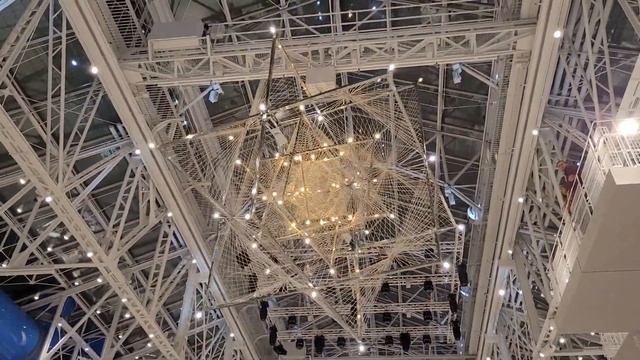 Небесные артефакты в ГЭС 2 - выставка инсталляций смотреть онлайн