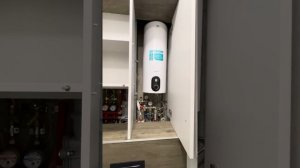 Шкаф над инсталляцией в санузле