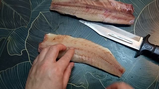 Вьетнамец с рынка показал как быстро почистить селедк