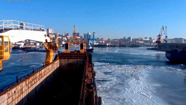 Отшвартовка / Швартовка в стесненных условиях носом в