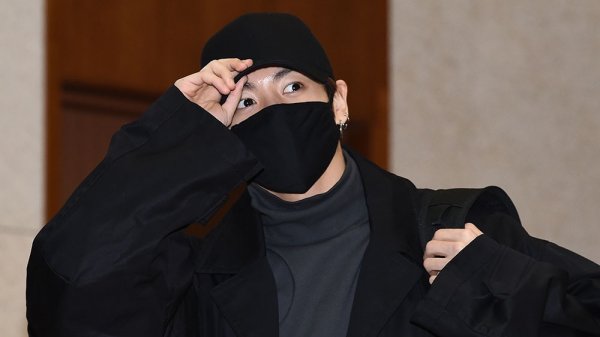 "Неожиданная встреча с Чонгуком: волшебство в аэропорту ✈️✨❤️"