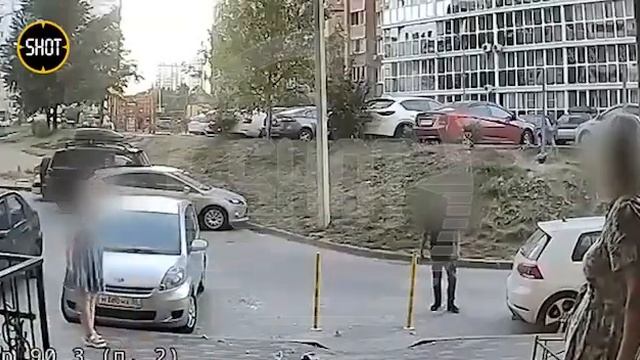 Сброшенный кирпич с многоэтажки в переулке Здоровья е