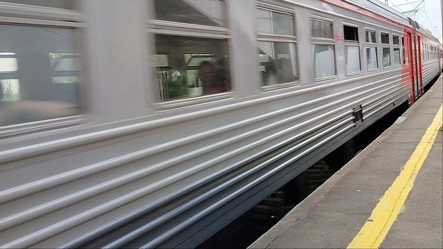 Электропоезд ЭТ2М-047 Сообщением Санкт-Петербург-Волховстрой-1 Отправляется с платформы Обухово смотреть онлайн