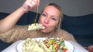 Мукбанг  дамплинги с креветкой,салат. еда на камеру.