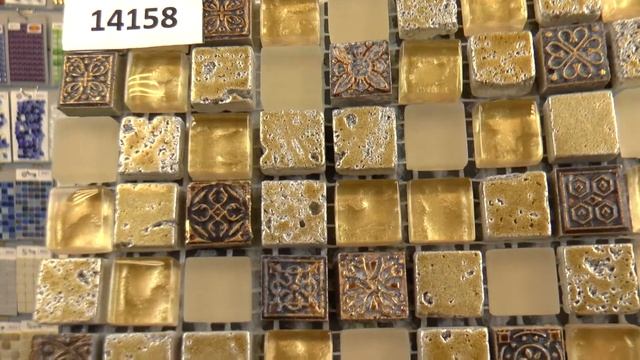 Бежевая мозаика из стекла, полимера и фольгированного
