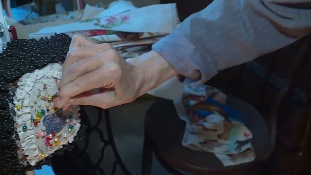 73-летняя жительница Красноярска вышивает удивительные картины смотреть онлайн