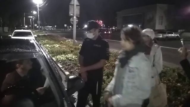 Полиция пытается вручить предостережение Максиму Андрианову возле здания суда смотреть онлайн