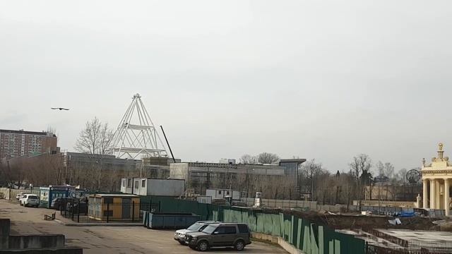 Как строят Колесо обозрения на ВДНХ 2021 смотреть онлайн