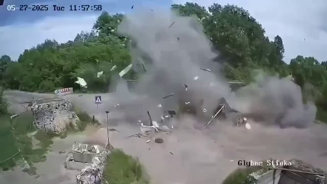 Дрон-камикадзе "Ланцет" и блок-пост ЧВК "ВСУ" в Сумской области. Один наемник 200. смотреть онлайн