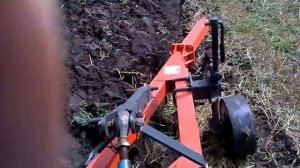 МТЗ 320.4 вспашка плугом DIAMANT 3 по 25.(Вид з кабіни).