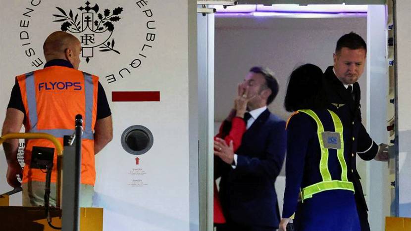 Расшифрованы слова жены Макрона после пощечины в самолете смотреть онлайн