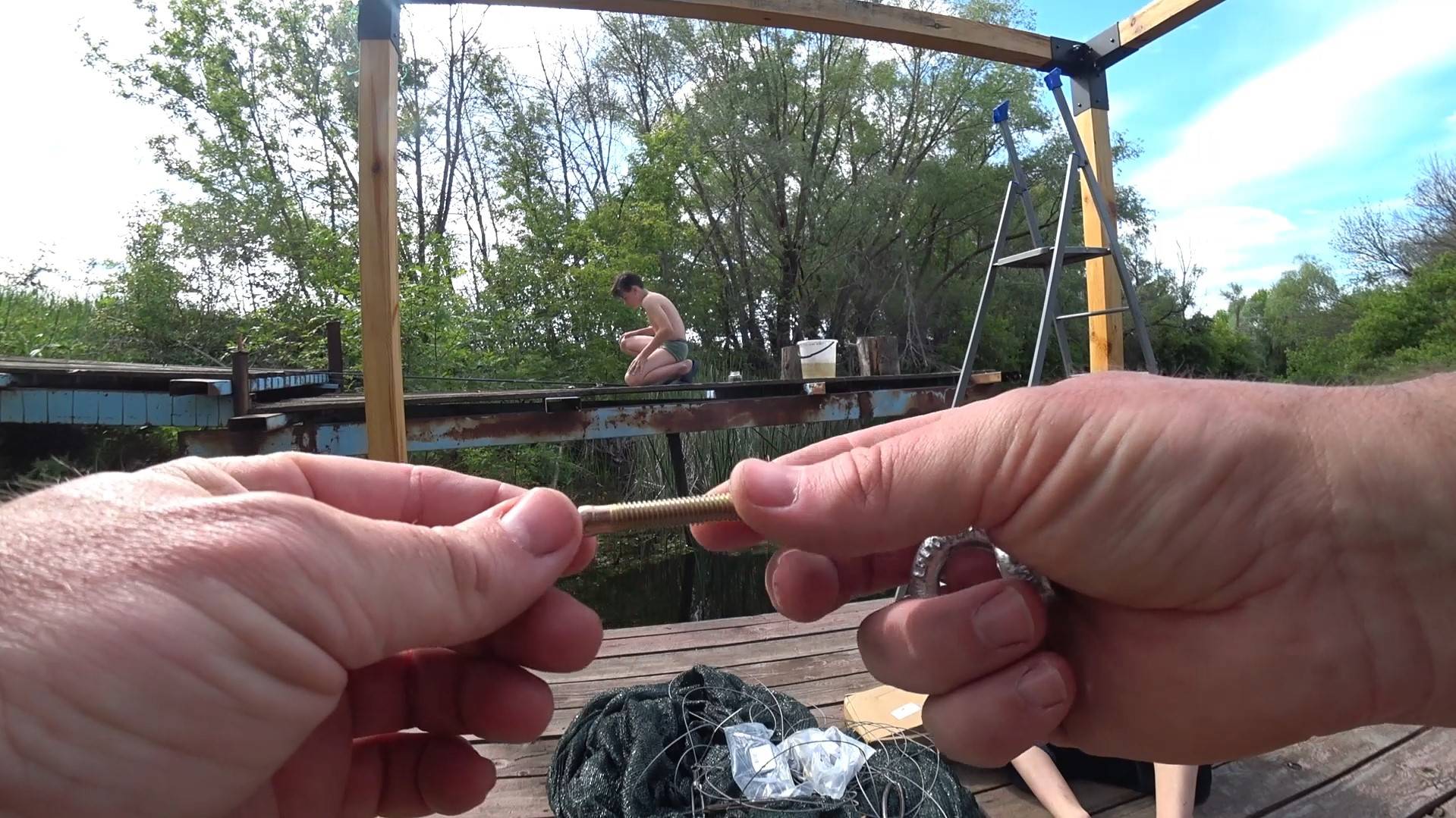 Открыли сезон / Дети ловят рыбу / Натягиваю сетку