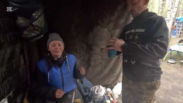 Люди леса, готовим обед на бочке. Мусорщик