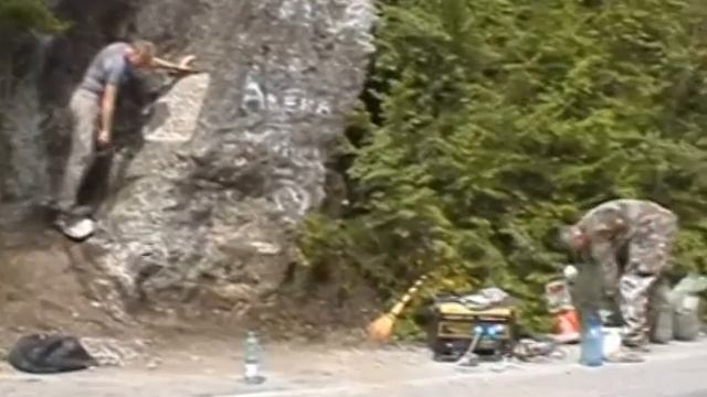 Шайтан мердвен.  Установка памятной доски