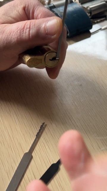 КАК ПРАВИЛЬНО НАЗЫВАЕТСЯ ИНСТРУМЕНТ ДЛЯ ВСКРЫТИЯ ЗАМ? смотреть онлайн