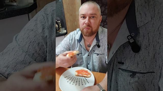На завтрак батибродики с сёмгой и татарский чай.  #завт