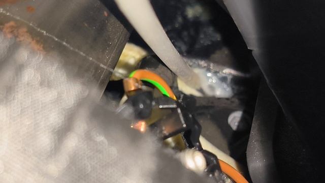 Процесс заливки смазки на шестерню климат контроля Skoda Kodiaq.
Смазки нужно достаточно много