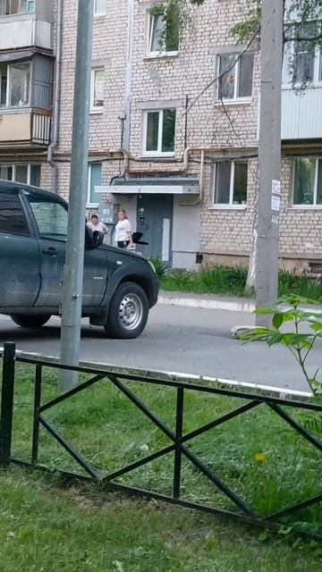 Люди празднуют последний звонок.