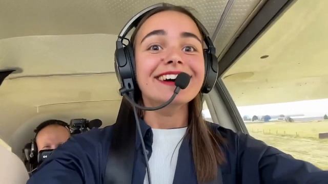 Валерия Пискун летит на самолете