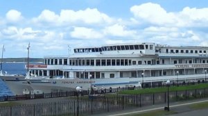 Речной порт. Теплоходы «Генерал Лавриненков» и «Фёдор Д