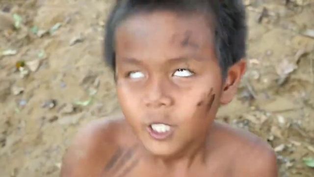 мальчики дикари готовим куриные ножки и кушаем в лесу