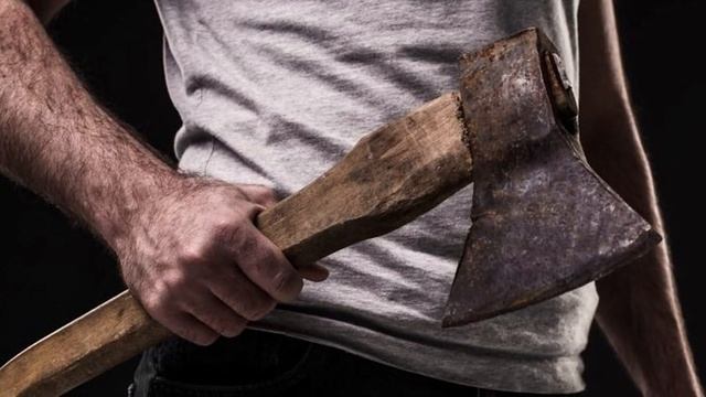 Мужчина внезапно атаковал знакомого, обладая при этом