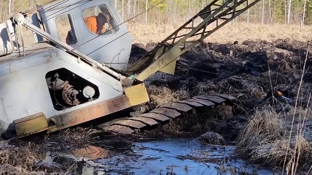 Экскаватор Э-304. Сможем ли вытащить? Can We Get It Out?
