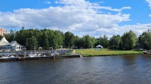 Теплоход Ф.Дзержинский идет по каналу им. Москвы.