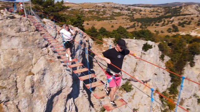 🔥 Адреналин зашкаливает! Прогулка по канатному мосту на Ай-Петри 🏔️ смотреть онлайн