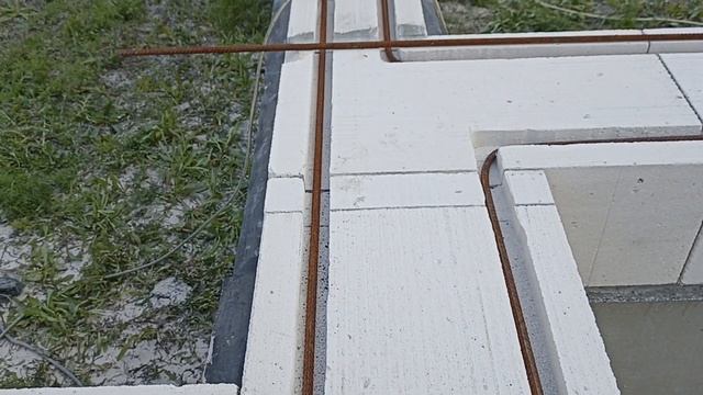 Первый слой блоков выложен. Закладываем арматуру