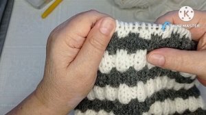 Двухцветная шапка с отворотом/ вяжем спицами...