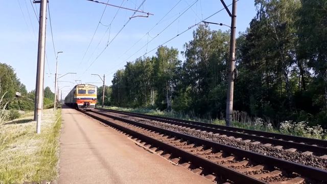 ЭР2 проносится мимо станции Румбула. Рига. смотреть онлайн