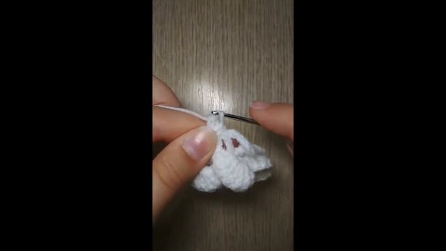 МК для начинающих по вязанию крючком цветочка. смотреть онлайн