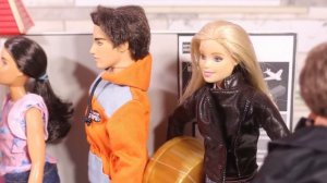 Барби на почте. Срочно отправить первый онлайн заказ. Сериал Мама Барби