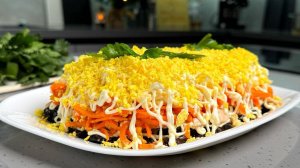 Салат, который будут выпрашивать все гости! Прошло две минуты , а треть салата мы умяли. Вкусно!