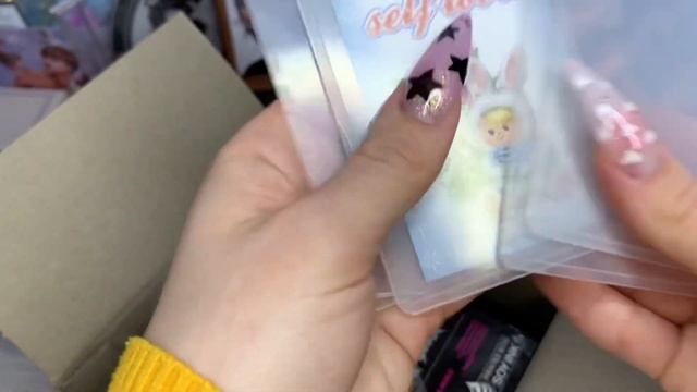 распаковка регулярок и посткардов хен лайна stray kids | rock-star unboxing regular postcard skz смотреть онлайн