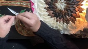 Коврик - кругляш из маленьких лоскутков ткани. Все обр?