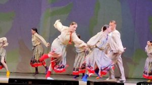 Там девчонки танцевали.