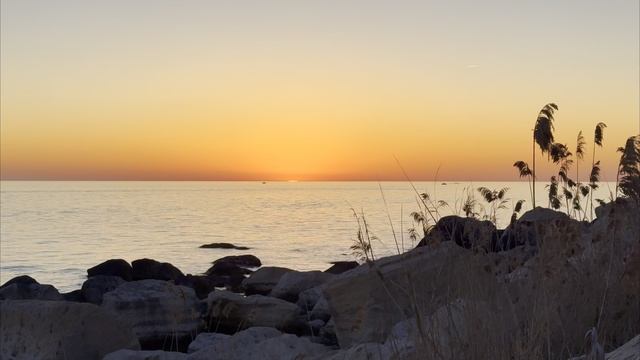 Закат на побережье Каспийского моря. Скальная тропа, Актау, Казахстан смотреть онлайн