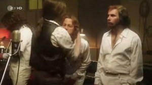 Запись Би Джиз в студии, юмор