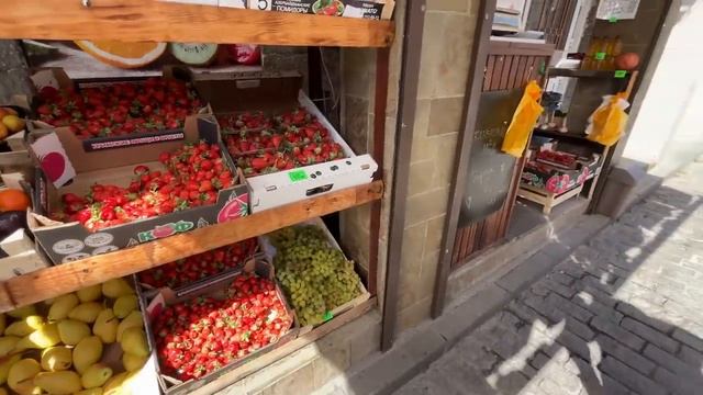 Крым🌴Гурзуф это маленькая Италия .Гуляем по узким улочкам поселка Гурзуф 😍Что можно купить в Крыму смотреть онлайн