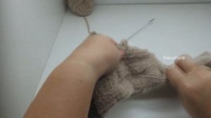 Шапка спицами с перекрученым отворотом