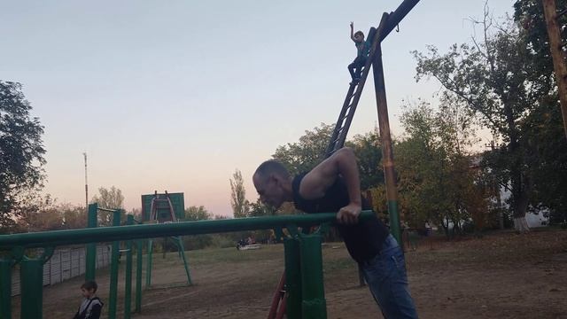 Отжимания на брусьях от Мистера Фламберга смотреть онлайн