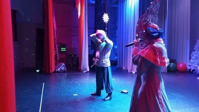 Русский богатырь надувает и лопает грелку💪